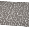 Eine grau-weiße FIT+FUN Liegedecke Geometric Paw M mit Animal-Print darauf.