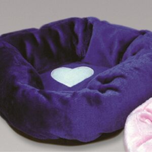 Ein lila-rosa Josty rundes Bettli Sweetheart Ø 40cm dunkelblau mit einem Herz darauf.