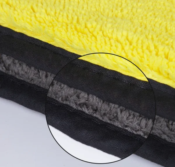 Ein gelbes und schwarzes Mikrofaser-Reinigungshandtuch