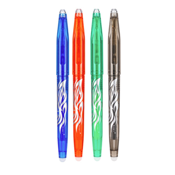 Vier Kugelschreiber mit Radiergummi in verschiedenen Farben und Designs.