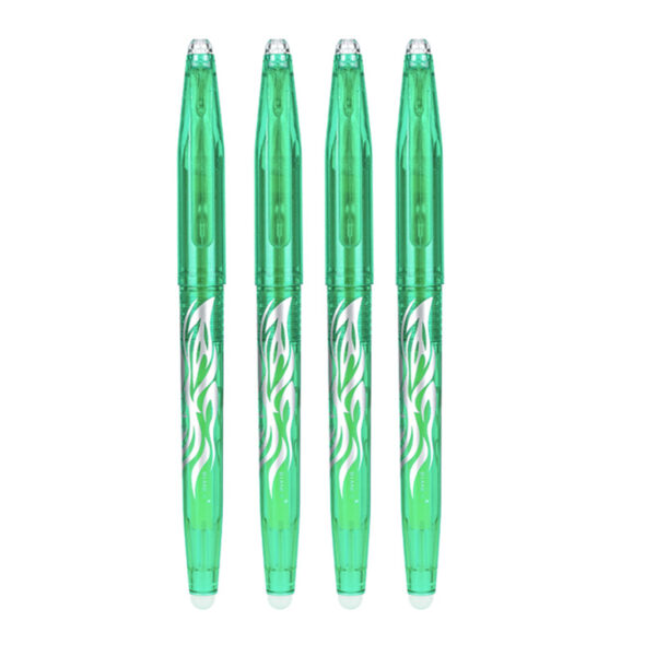 Vier grüne Kugelschreiber mit Radiergummi mit weißen Mustern darauf.