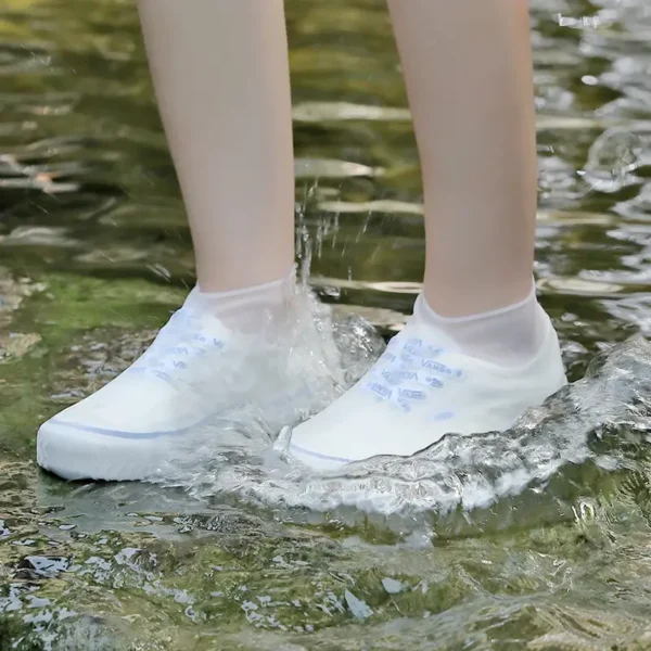 Eine Frau mit wasserdichtem Silikon Überzug für Schuhe steht im Wasser.